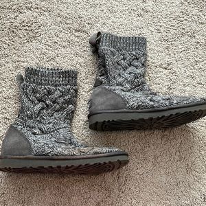 Gray slouchy knit ugg short boots